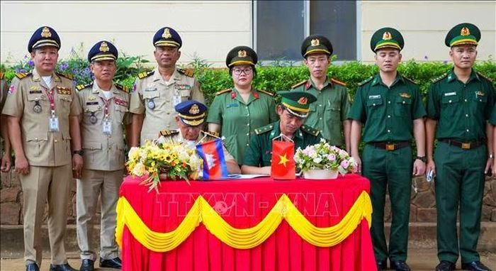 Ban Chỉ huy Đồn Biên phòng cửa khẩu Quốc tế Xa Mát, tỉnh Tây Ninh (phải) ký Biên bản giao nhận 86 công dân Việt Nam do phía Campuchia trao trả.