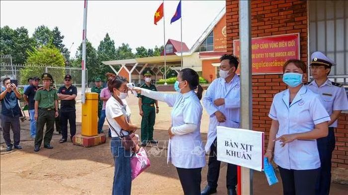 Cán bộ Y tế thực hiện công tác sàng lọc, chủ động phát hiện, điều trị người bị bệnh, cách ly các trường hợp mắc bệnh truyền nhiễm đối với công dân được trao trả.