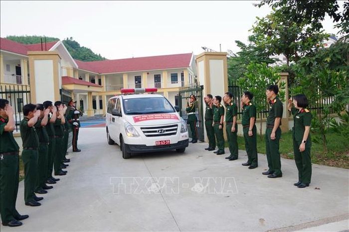 Các chiến sĩ Bộ Chỉ huy Quân sự tỉnh Phú Thọ làm lễ bàn giao. Ảnh: TTXVN phát