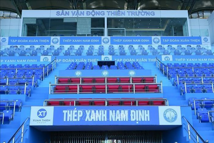 Khu vực khán đài VIP tại sân vận động Thiên Trường được làm mới với màu xanh đặc trưng của đội bóng. Ảnh: Công Luật/TTXVN