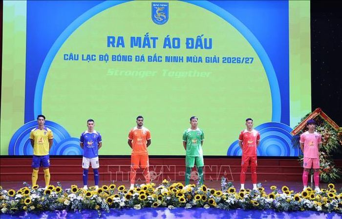 Giới thiệu mẫu áo thi đấu chính thức mùa giải của Bắc Ninh FC. Ảnh: Danh Lam/TTXVN