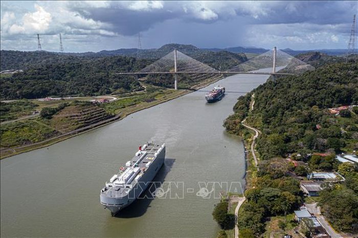 Tàu thuyền di chuyển qua Kênh đào Panama tại Panama City. Ảnh: AFP/TTXVN