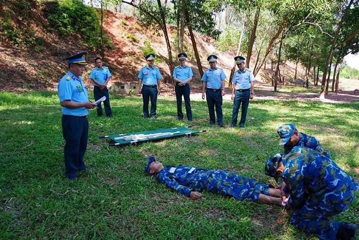 Thí sinh thực hành sơ cứu, băng bó và xử trí tình huống có người bị thương dưới sự giám sát của Ban Giám khảo.