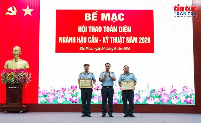 Đại tá Vũ Long, Phó Sư đoàn trưởng tặng giấy khen cho 02 tập thể đạt giải nhất, nhì trong tham gia hội thao.