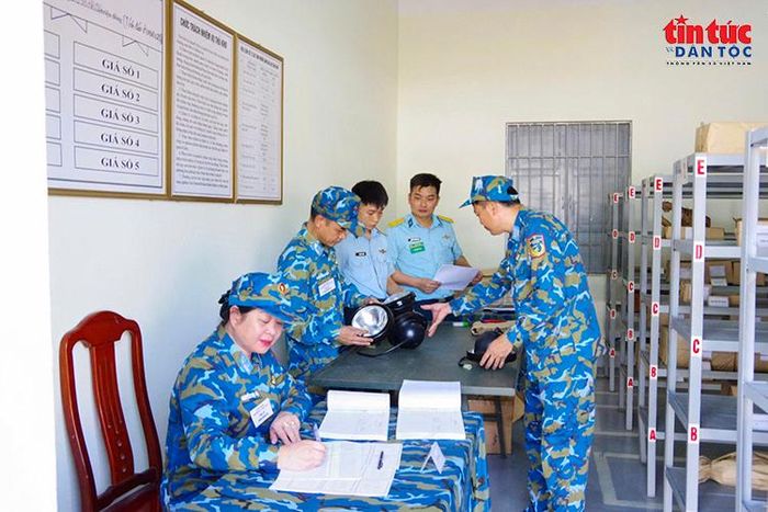 Thí sinh thực hành kiểm tra, nhận diện và quản lý vật tư kỹ thuật tại kho.
