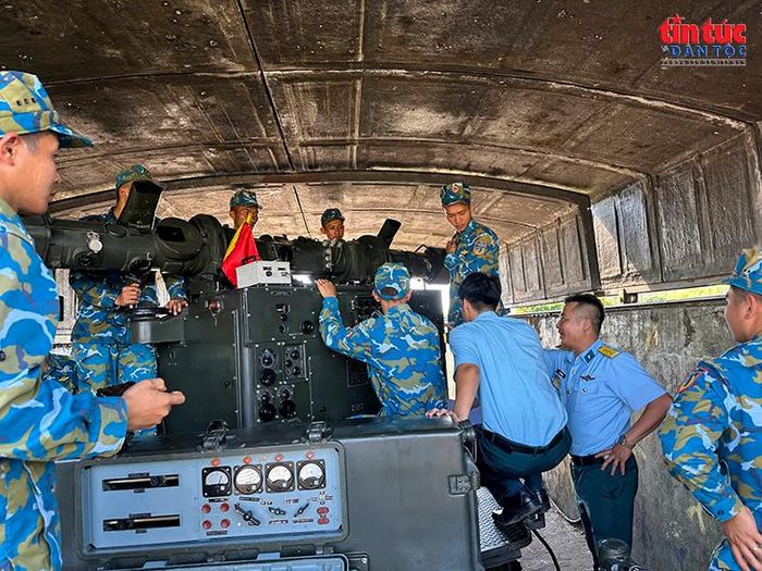 Phần thực hành kiểm tra trang bị kỹ thuật của các thí sinh.