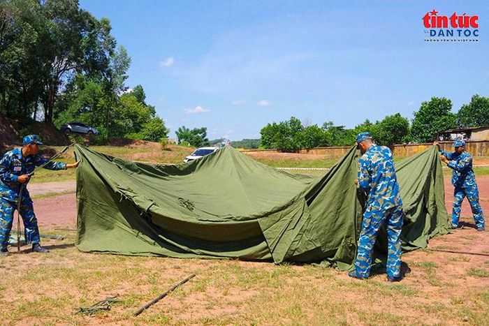 Thực hành dựng nhà bạt trong nội dung thi bảo đảm hậu cần dã ngoại.