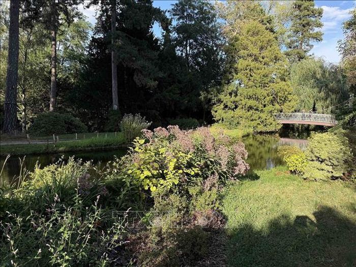 Cảnh quan hồ nước và cây xanh tại vườn thực vật chuyên về các loài cây thân gỗ Arboretum de la Vallée-aux-Loups, tỉnh Hauts-de-Seine. Việc bảo vệ nguồn nước và lựa chọn các loài cây có khả năng chịu nóng, chịu hạn đang trở thành vấn đề ngày càng quan trọng đối với các khu vườn ở Pháp.