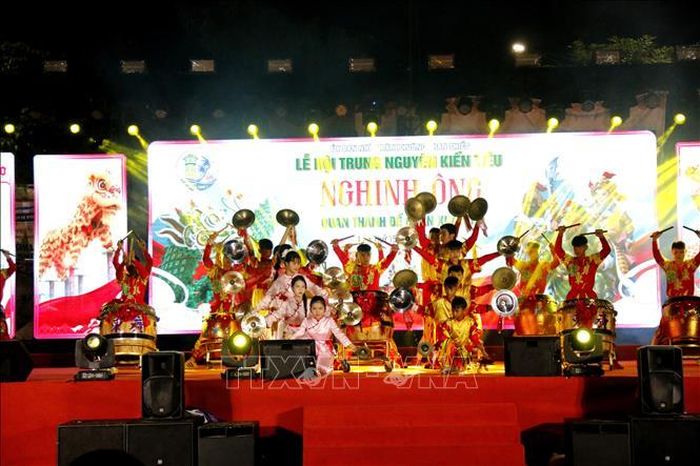 Biểu diễn nghệ thuật của các Hội quán chào mừng Lễ hội Trung Nguyên Kiến Tiêu Nghinh Ông Quan Thánh Đế Quân xuất du lần thứ 15.
