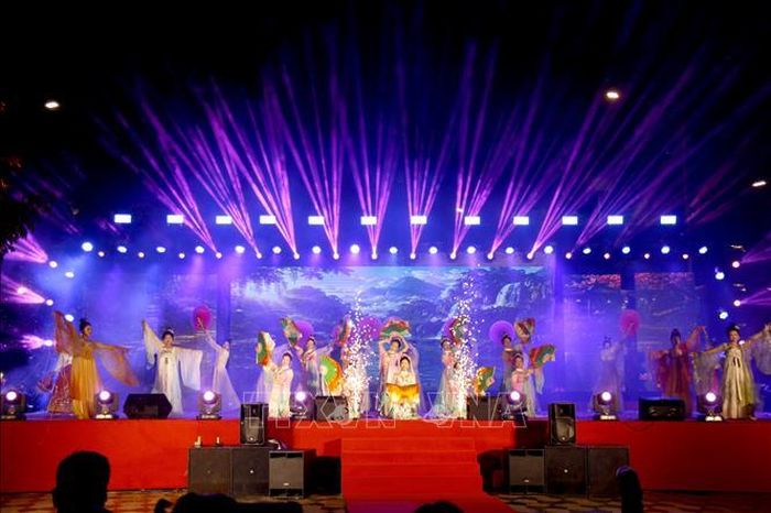 Biểu diễn nghệ thuật của các Hội quán chào mừng Lễ hội Trung Nguyên Kiến Tiêu Nghinh Ông Quan Thánh Đế Quân xuất du lần thứ 15.