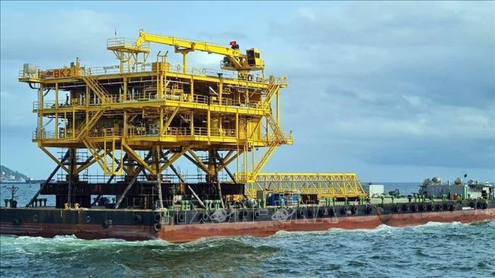 Ngày 10/9/2024, Liên doanh Việt - Nga Vietsovpetro đã lắp đặt thành công khối thượng tầng (Topside) giàn khai thác BK-23 tại Lô 09.1-mỏ Bạch Hổ. Ảnh tư liệu: TTXVN phát