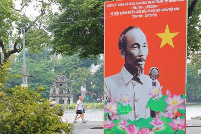 Nhiều cụm pano cỡ lớn được đặt ở những vị trí trang trọng xung quanh Hồ Gươm, chào mừng kỷ niệm 81 năm Quốc khánh (2/9/1945 - 2/9/2026). Ảnh: Hoàng Hiếu/TTXVN