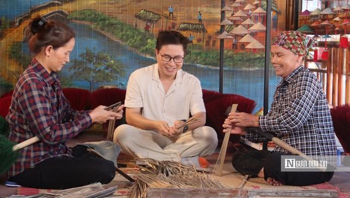 TS. Trịnh Lê Anh (giữa) giảng viên Khoa Du lịch học, Trường Đại học Khoa học Xã hội và Nhân văn (Ảnh: Quốc Tiệp).