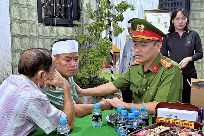 Đại tá Nguyễn Huy Hải - Phó giám đốc Công an Tp.Đồng Nai cùng đoàn công tác đến thăm hỏi, động viên gia đình các nạn nhân (Ảnh: A LỘC).