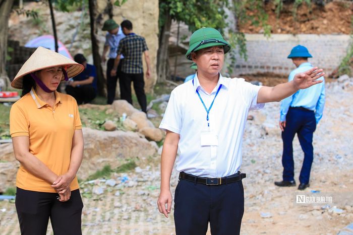 Ông Nguyễn Văn Toàn - Phó Chủ tịch UBND xã Kim Anh (áo trắng) có mặt trực tiếp chỉ đạo tổ chức cưỡng chế đối với các công trình cảu ông T.