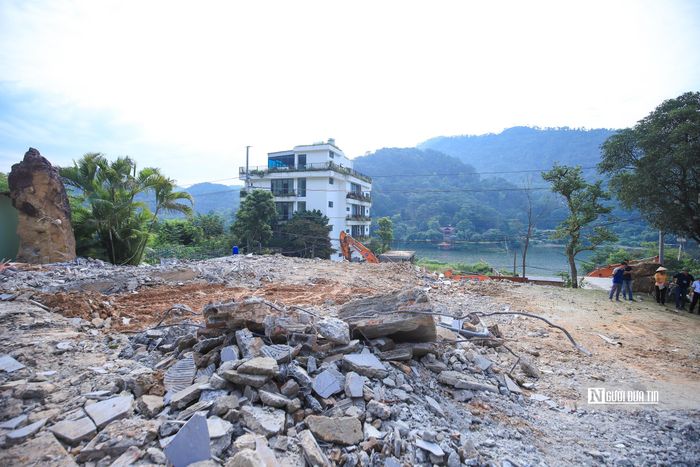 Các hạng mục thuộc diện cưỡng chế gồm: nhà 1 tầng, nhà cấp 4, bể bơi, nhà 2 tầng 1 tum, cổng sắt… với tổng diện tích 475 m2.