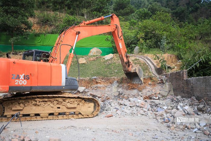 Theo quyết định cưỡng chế, ông T. phải khắc phục hành vi chuyển đất rừng phòng hộ sang đất phi nông nghiệp không phải đất ở khi chưa được cơ quan có thẩm quyền cho phép.