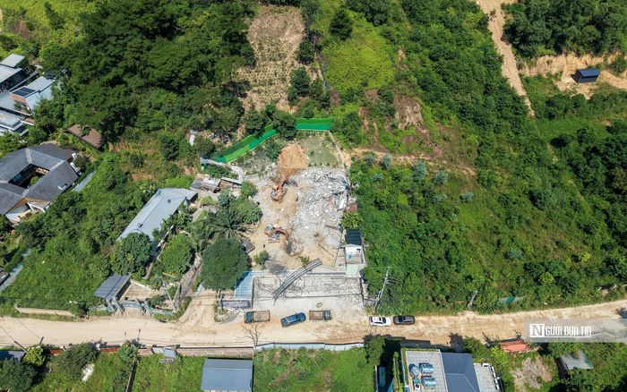 Trước khi bị cưỡng chế, chủ công trình này đã tự huy động máy xúc để phá dỡ, thu hồi vật liệu và di chuyển tài sản (Ảnh chụp ngày 3/9).