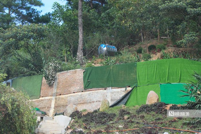 Biện pháp khắc phục gồm phá dỡ công trình vi phạm, khôi phục tình trạng ban đầu và trả lại hiện trạng đất trước khi vi phạm.