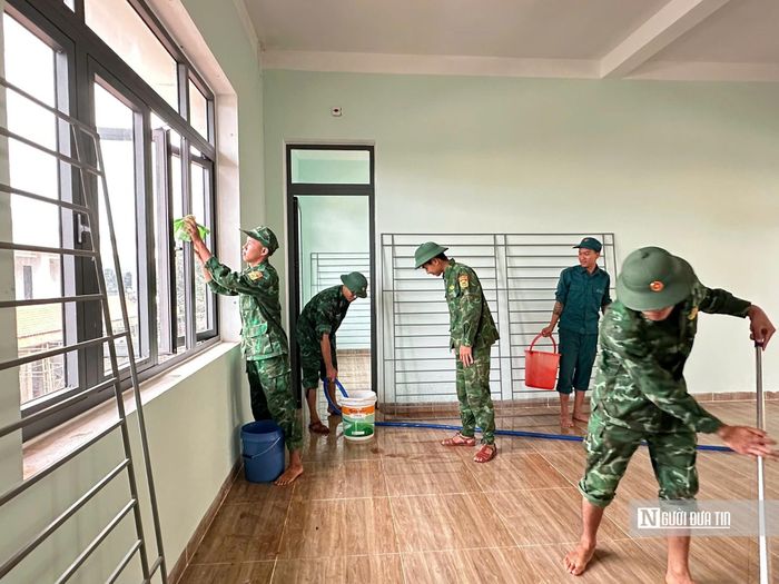 Lực lượng biên phòng hỗ trợ nhà trường dọn dẹp, vệ sinh phòng học, chuẩn bị đón học sinh bước vào năm học mới.