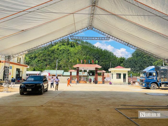 Rạp phục vụ lễ khai giảng đang dần hoàn thiện trước giờ đón học sinh bước vào năm học mới.