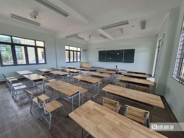 Từ lau dọn bàn ghế đến vệ sinh lớp học, cán bộ, chiến sĩ biên phòng cùng nhà trường chuẩn bị điều kiện học tập cho học sinh vùng biên.