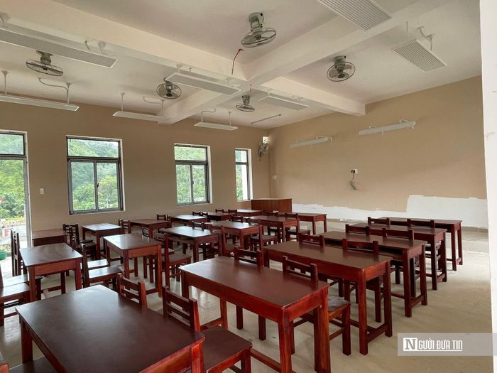 Các phòng học mới tại Trường Phổ thông dân tộc nội trú tiểu học và THCS A Vương được vệ sinh, lắp đặt thiết bị để kịp đón học sinh.