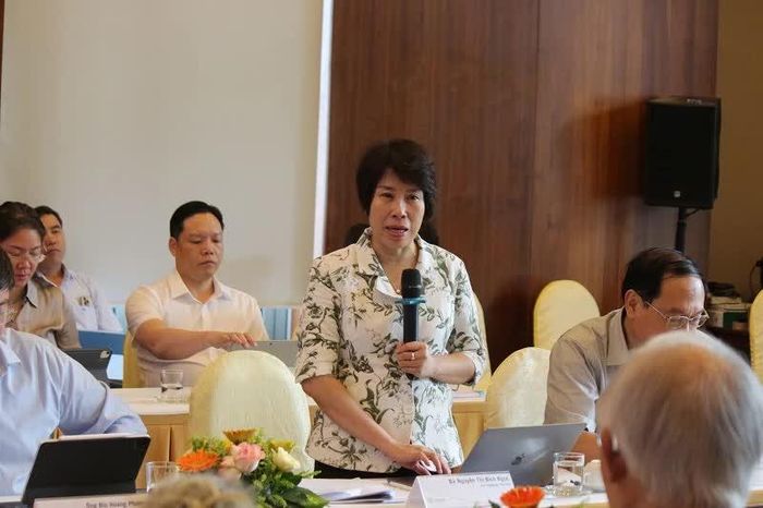 Thứ trưởng Bộ Tài chính Nguyễn Thị Bích Ngọc trao đổi thông tin.