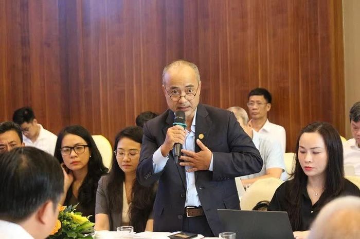 Ông Nguyễn Trung Kiên - Chủ nhiệm Ủy ban Nhà nước về người Việt Nam ở nước ngoài (Bộ Ngoại giao) trao đổi thông tin.