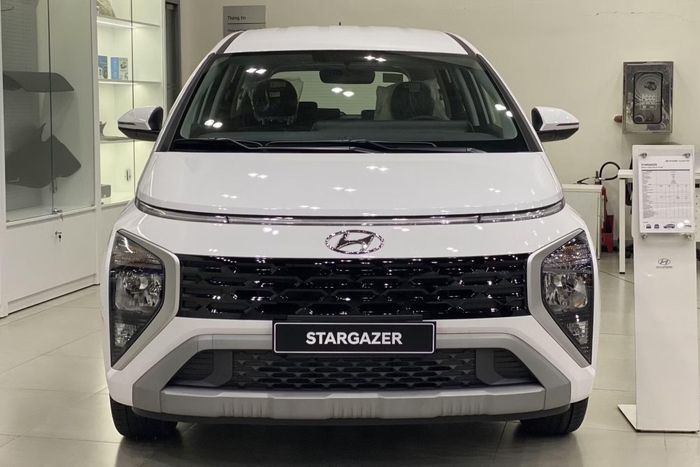 Nhờ ưu đãi cho lô sản xuất năm 2025, Hyundai Stargazer bản tiêu chuẩn đang được rao bán với giá 483 triệu đồng. Ảnh: Hyundai.
