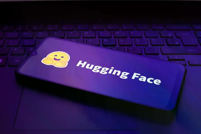 Hugging Face được ví như một "chợ trung tâm" giúp hàng triệu lập trình viên lưu trữ, chia sẻ và cùng nhau phát triển mã nguồn mở của cộng đồng AI. ảnh: Tech Crunch.