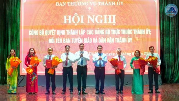Bí thư Thành ủy Đà Nẵng trao các quyết định về thành lập 2 tổ chức Đảng, công tác cán bộ và đổi tên Ban Tuyên giáo và Dân vận Thành ủy thành Ban Tuyên giáo Thành ủy. Ảnh DNRT.
