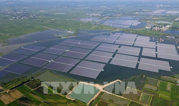 Trang trại điện Mặt Trời nổi ở tỉnh An Huy, Trung Quốc. Ảnh: THX/TTXVN