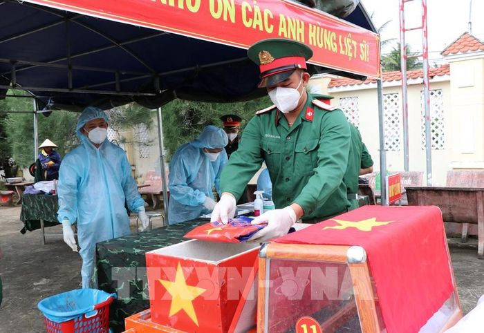 Lực lượng chức năng lấy mẫu hài cốt liệt sĩ chưa xác định được thông tin tại Nghĩa trang Liệt sĩ Tiểu Cần theo đúng quy trình kỹ thuật, phục vụ giám định ADN. Ảnh: Thanh Hòa - TTXVN