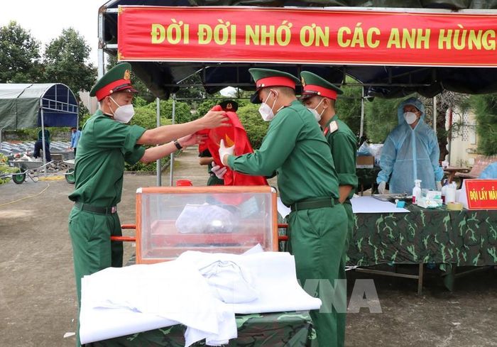 Các chiến sĩ lấy mẫu hài cốt tại Nghĩa trang Liệt sĩ Tiểu Cần theo đúng quy trình kỹ thuật, phục vụ giám định ADN. Ảnh: Thanh Hòa - TTXVN