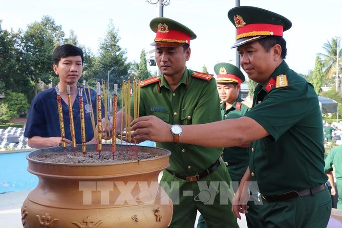 Đại biểu dâng hương tưởng niệm các Anh hùng liệt sĩ trước khi lấy mẫu hài cốt liệt sĩ chưa xác định được thông tin. Ảnh: Thanh Hòa - TTXVN