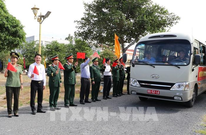 Tiễn Đội K91 lên đường thực hiện nhiệm vụ. Ảnh: Hồng Thái - TTXVN