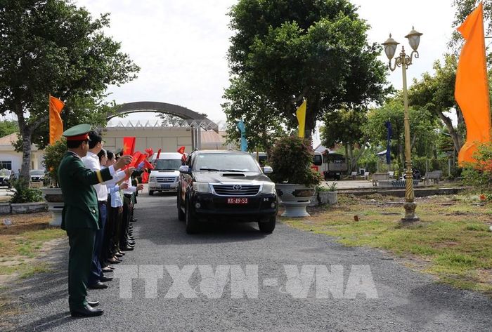 Tiễn Đội K91 lên đường thực hiện nhiệm vụ. Ảnh: Hồng Thái - TTXVN