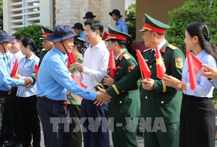 Tiễn Đội K91 lên đường thực hiện nhiệm vụ. Ảnh: Hồng Thái - TTXVN