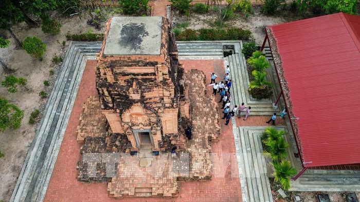 Tháp Chót Mạt là công trình kiến trúc nghệ thuật tôn giáo cổ tiêu biểu thuộc giai đoạn Óc Eo muộn, còn khá nguyên vẹn ở Nam Bộ. Ảnh: Giang Phương - TTXVN