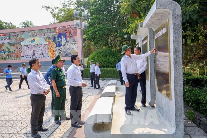 Lãnh đạo UBND tỉnh Tây Ninh kiểm tra thực tế tình trạng các hạng mục tại Khu di tích quốc gia đặc biệt Căn cứ Trung ương Cục miền Nam, qua đó đánh giá hiện trạng và đề xuất giải pháp bảo quản, tu bổ di tích. Ảnh: Giang Phương - TTXVN