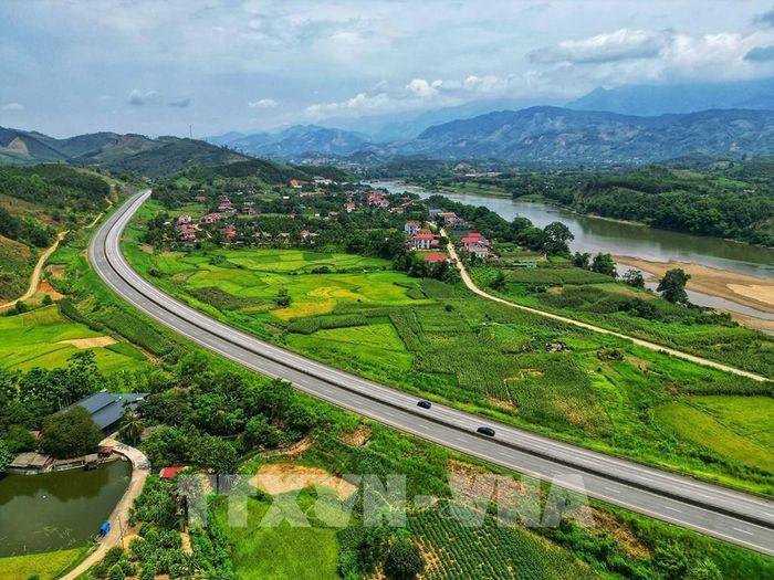 Đường cao tốc Nội Bài – Lào Cai dài 265 km, vượt qua hai con sông lớn là sông Hồng và sông Lô. Ảnh: Tuấn Anh - TTXVN