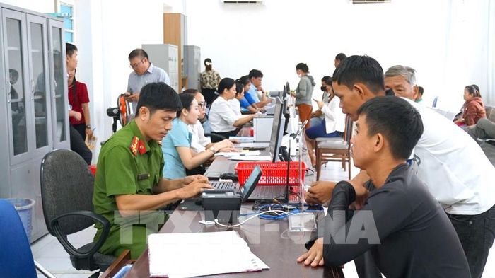 Người dân đến thực hiện thủ tục hành chính tại Trung tâm phục vụ hành chính công phường Tân Ninh, tỉnh Tây Ninh (phường 3, thành phố Tây Ninh (cũ) sáng ngày 1/7. Ảnh: Minh Phú - TTXVN
