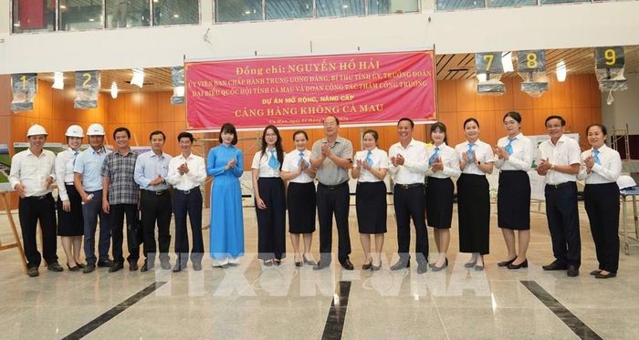Bí thư Tỉnh ủy Cà Mau Nguyễn Hồ Hải và Ban giám đốc, nhân viên Cảng hàng không Cà Mau. Ảnh: Tuấn Phi - TTXVN