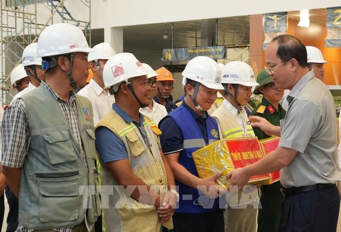 Bí thư Tỉnh ủy Cà Mau Nguyễn Hồ Hải tặng qua cho các đơn vị thi công Cảng hàng không Cà Mau. Ảnh: Tuấn Phi - TTXVN