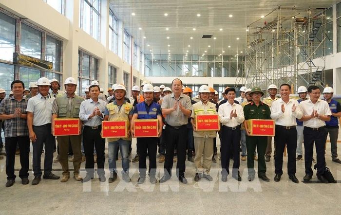 Bí thư Tỉnh ủy Cà Mau Nguyễn Hồ Hải tặng quà với các đơn vị thi công. Ảnh: Tuấn Phi - TTXVN