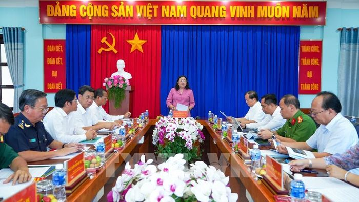 Lãnh đạo tỉnh Tây Ninh làm việc với các lực lượng ở thực địa Cửa khẩu quốc tế Mộc Bài về phương án tổng thể Dự án Phát triển hạ tầng Mộc Bài đến năm 2030. Ảnh: Minh Phú – TTXVN