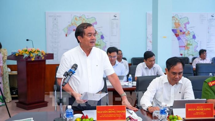 Ông Nguyễn Hồng Thanh, Phó Chủ tịch Thường trực UBND tỉnh Tây Ninh trao đổi về phương án quy hoạch, tổ chức không gian và hạ tầng kỹ thuật Cửa khẩu quốc tế Mộc Bài. Ảnh: Minh Phú - TTXVN
