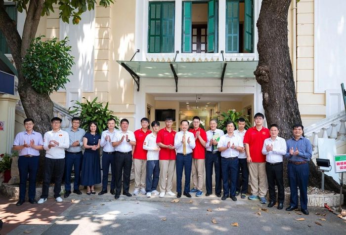 Tổng giám đốc và cán bộ tập đoàn hóa chất chụp ảnh cùng các em học sinh đạt giải thường. Ảnh: Vinachem