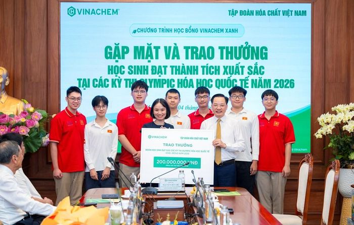 PGS.TS Nguyễn Thị Thu Hà, Giảng viên cao cấp Khoa Hóa học, Trường Hóa và Khoa học Sự sống, Đại học Bách khoa Hà Nội cùng các em học sinh nhận thưởng. Ảnh: Vinachem